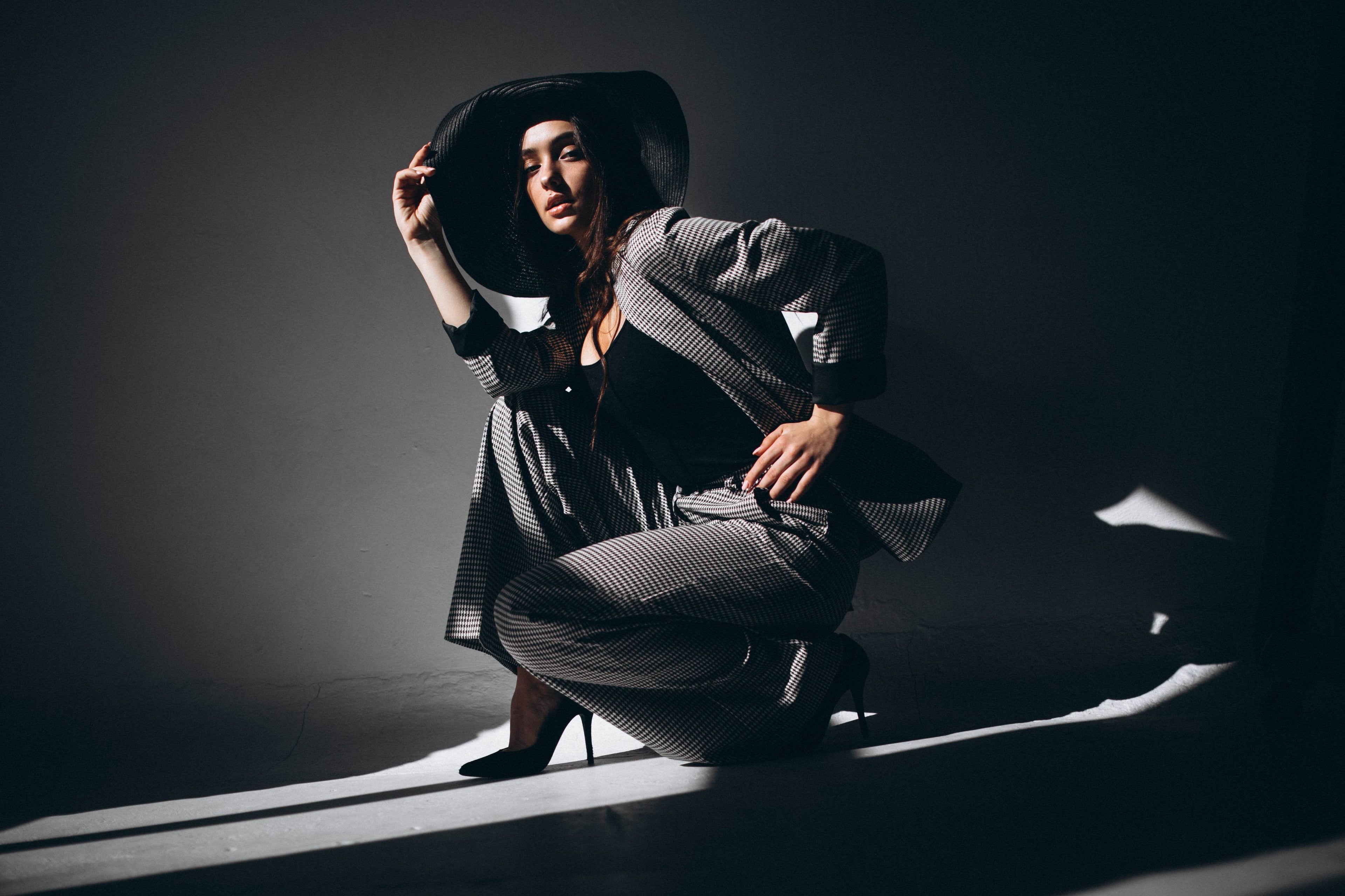 woman-model-business-suit-wearing-hat - Veloro